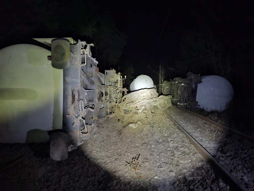 Două vagoane ale unui tren încărcat cu benzină s-au răsturnat / FOTO DSU