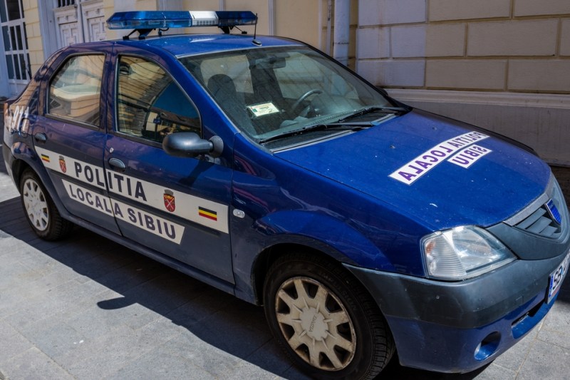 Poliţiştii locali din Sibiu păzesc panourile electorale