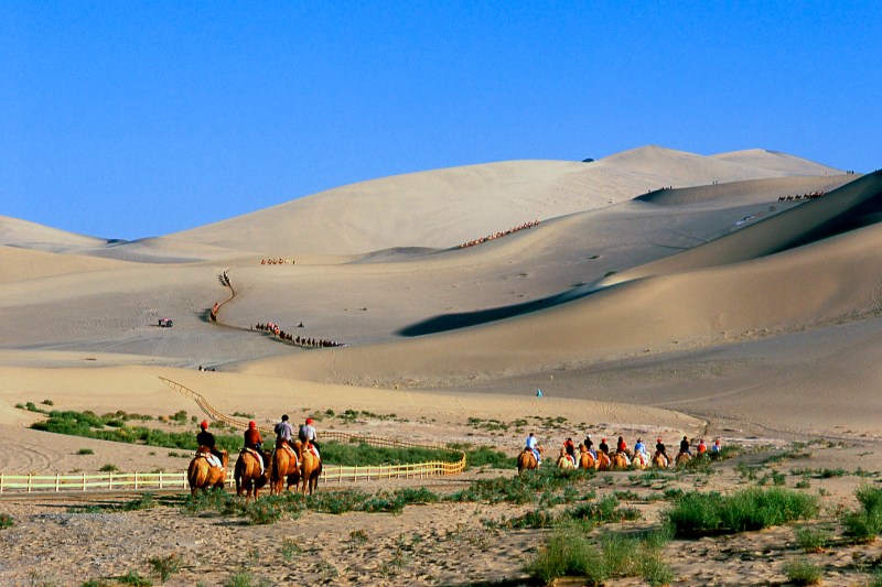 FOTO China a terminat după 46 de ani uriașa „centură verde” care înconjoară Deșertul Taklamakan