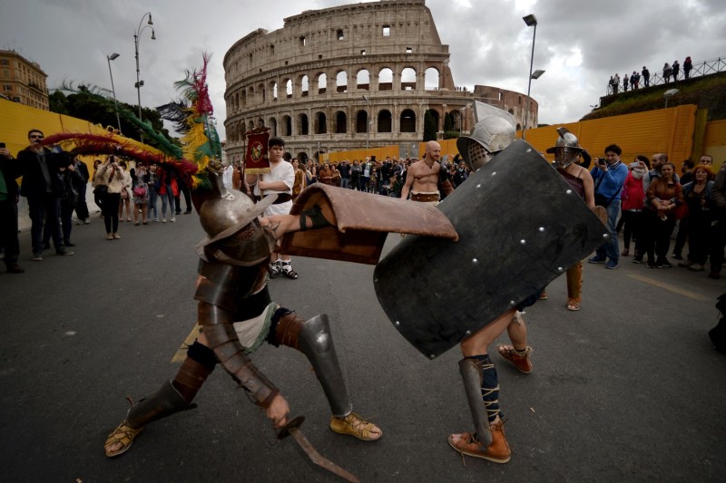 Airbnb, criticată din nou după ce a anunțat că va organiza lupte cu gladiatori la Colosseum după 1.500 de ani