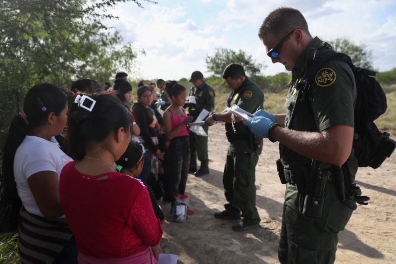 Președinta Mexicului îl contrazice pe Trump care spune că a fost încheiat un acord anti-migrație prin închiderea frontierei dintre cele două ţări