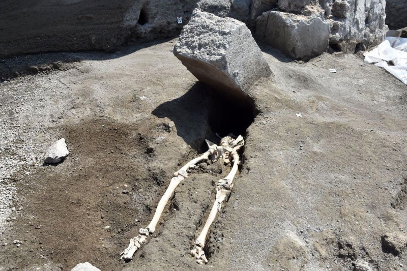 Scheletul bărbatului despre care arheologii credeau că a murit strivit de un bloc de piatră, în Pompeii. Foto:Profimedia