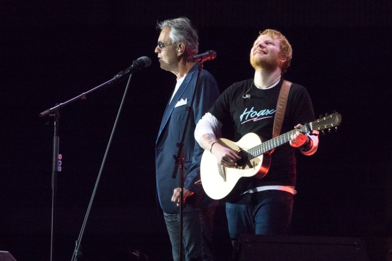 Andrea Bocelli spune că Ed Sheeran l-a vizitat acasă în Toscana pentru a-i cere să schimbe o interpretare