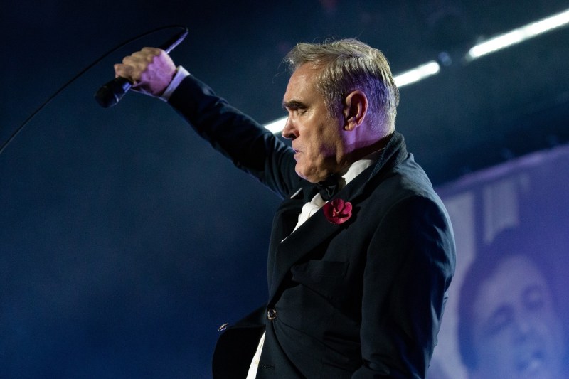 Morrissey susține că nimeni nu vrea să îi mai lanseze muzica din cauza „incriminării” libertății de exprimare: „Exprimați o opinie, și veți fi trimiși la închisoare”