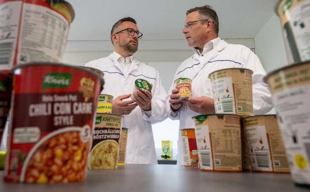 Heiko Röder (dreapta), directorul fabricii Unilever din Auerbach, fotografiat în luna mai alături de Martin Dulig, ministrul pentru probleme economice din landul Saxonia, în timpul unei vizite pe care oficialul german a efectuat-o la fabrică