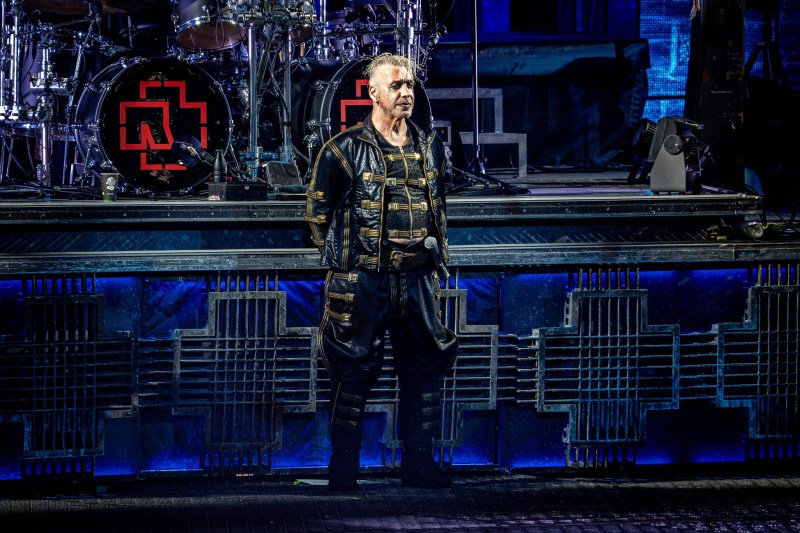 Till Lindemann, liderul trupei Rammstein, condamnat de un tribunal rus să plătească sute de mii de dolari. De la ce a pornit procesul