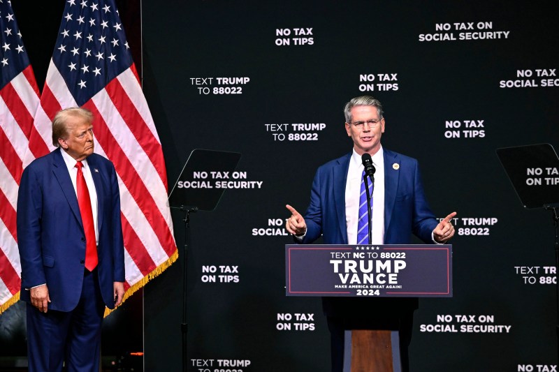 Donald Trump (stanga) si Scott Bessent. Credit line: Matt Kelley / AP / Profimedia