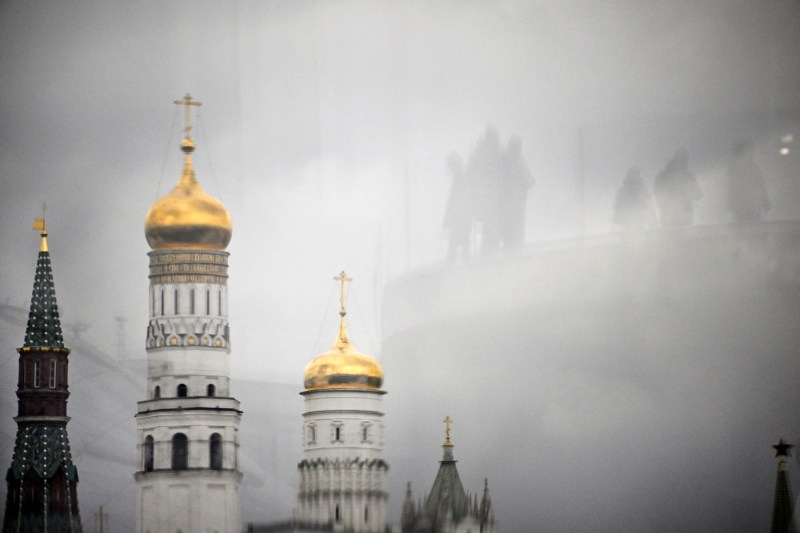 FOTO Mesaj obscen la adresa lui Vladimir Putin, în centrul Moscovei. Un bărbat mascat l-a sfidat de la înălțime