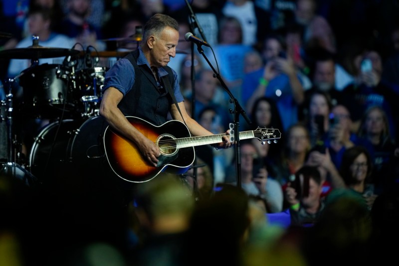 Este sănătos să mănânci doar o dată pe zi? Bruce Springsteen spune că da, dar ce zic medicii