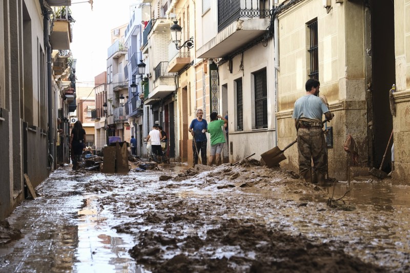 Un român a murit în inundațiile devastatoare din Spania, anunță MAE