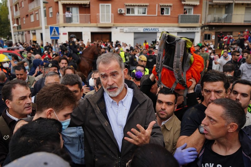 VIDEO Regele Felipe, lovit cu noroi în timpul vizitei în zonele lovite de inundații din Spania. Ce au scandat localnicii din Paiporta împotriva cuplului regal