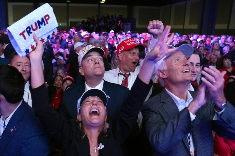 FOTO VIDEO Sărbătoare la Palm Beach, după proiecţiile Fox News că republicanul Donald Trump este noul președinte