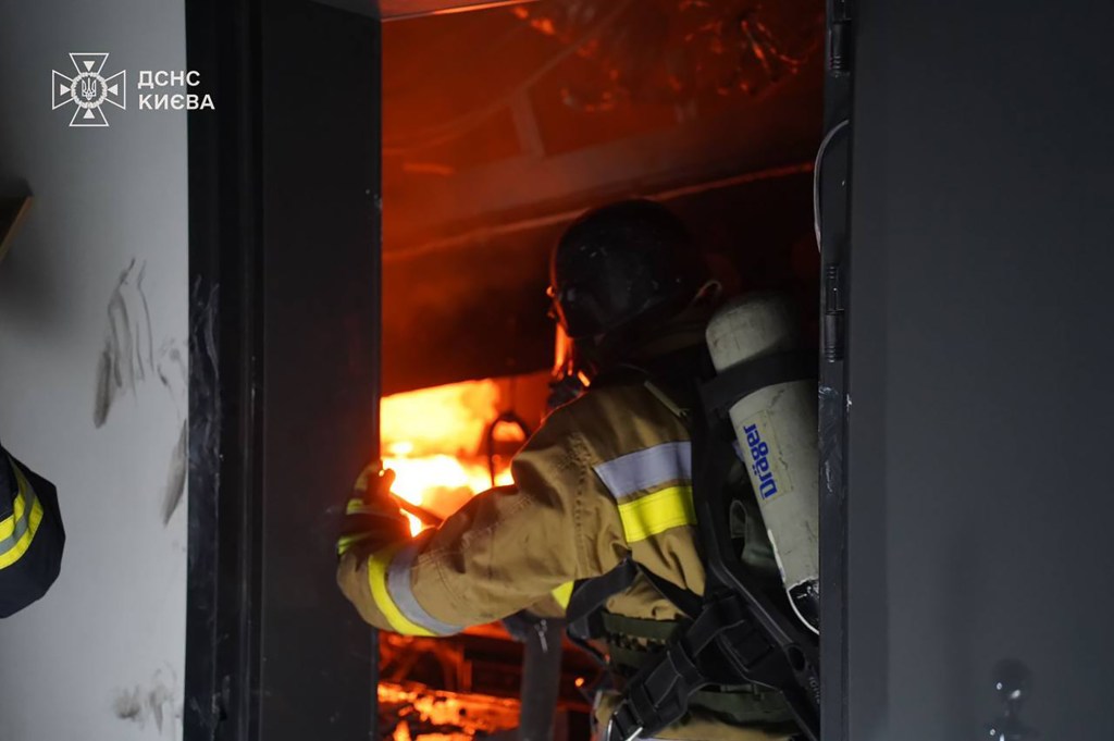 Rusia a lovit cu drone iraniene blocul în care locuiește ambasadoarea Estoniei la Kiev - imagine ilustrativă. FOTO: Emergency Service of Ukraine / WillWest News / Profimedia