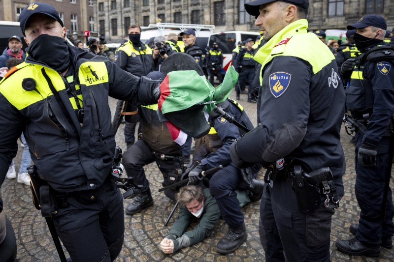 Ciocniri violente între poliție și demonstranții pro-palestinieni în Amsterdam, după ce Olanda a interzis demonstrațiile în oraș ca urmare a violențelor asupra fanilor Maccabi Tel Aviv / FOTO: Robin van Lonkhuijsen / AFP / Profimedia