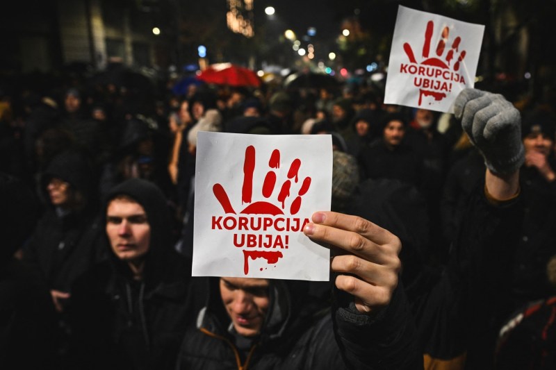 „Corupția ucide”, pancartă purtată pe străzile din Belgrad. Noi proteste antiguvernamentale după tragedia din gara de la Novi Sad