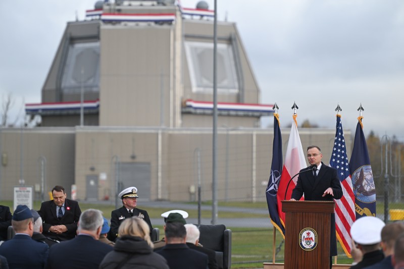 Președintele polonez Andrzej Duda vorbește în timpul deschiderii oficiale a bazei antirachete americane Aegis Ashore din Redzikowo, în nordul Poloniei, 13 noiembrie 2024. Aceasta este prima instalație permanentă a forțelor armate ale Statelor Unite în Polonia, care are rolul de a proteja Statele Unite și aliații săi europeni împotriva rachetelor balistice / FOTO: Adam Warzawa / PAP / Profimedia