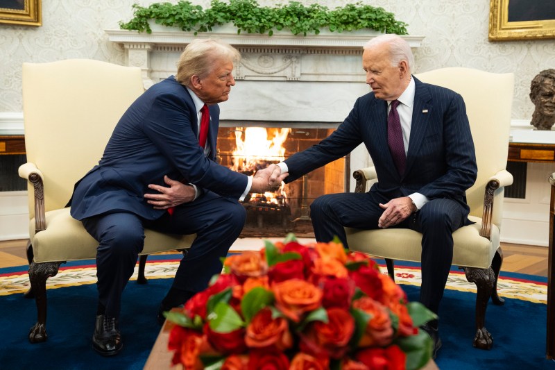 Președintele ales Donald Trump s-a întâlnit cu președintele în exercițiu Joe Biden la Casa Albă pe 13 noiembrie 2024 / FOTO: Evan Vucci / AP / Profimedia