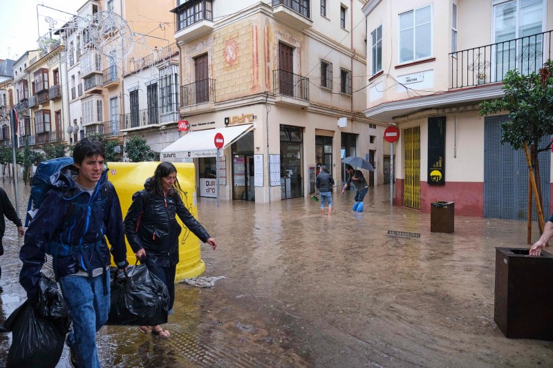 FOTO. Spania, lovită de noi furtuni. Prăpăd în Malaga, unde străzile au fost acoperite de ape, iar un spital a fost inundat. Alerte de ploi și în Valencia