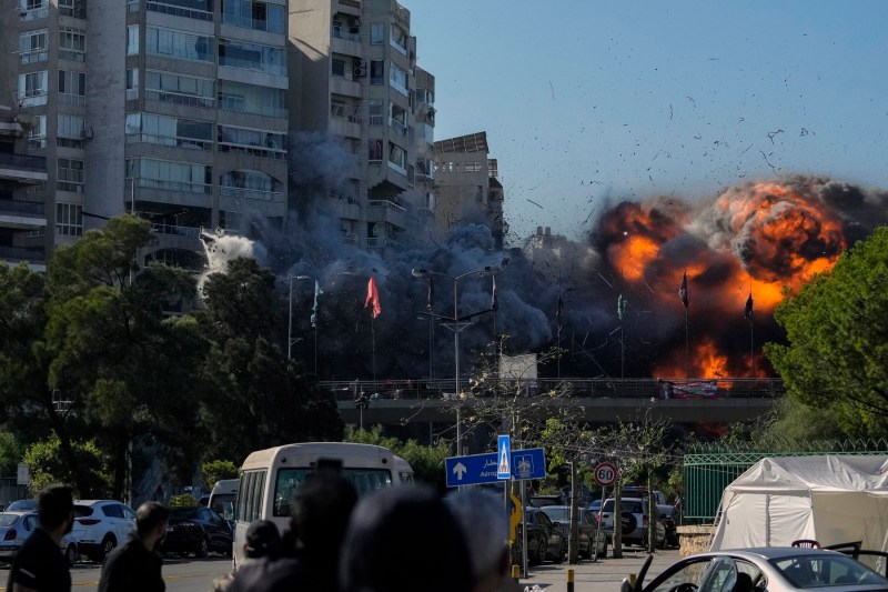 VIDEO Israelul bombardează suburbiile sudice ale Beirutului. Momentul atacului într-un cartier de blocuri