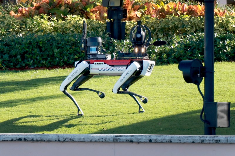 Un câine robot îl păzește pe Donald Trump. „Spot” e pus de Secret Service să patruleze perimetrul Mar-a-Lago 