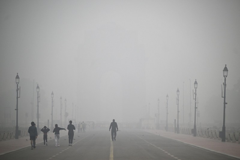 New Delhi, învăluit într-o ceaţă toxică. Foto Profimedia