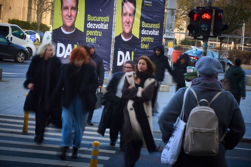 Afișe de promovare a referendumului din București, 18 noiembrie 2024. Foto: Lucian Alecu / Shutterstock editorial / Profimedia