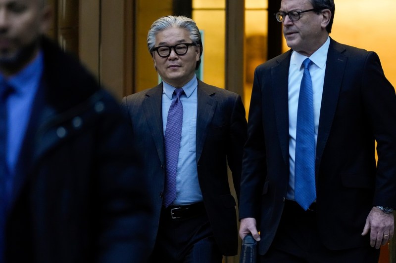 Miliardarul Bill Hwang a fost condamnat la 18 ani de  închisoare pentru fraudele care au produs o undă de șoc pe Wall Street