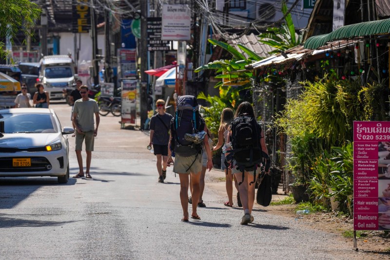 Rudele a doi turiști care au murit în Laos după ce au fost serviți cu alcool la hostelul unde erau cazați, apel către autorități