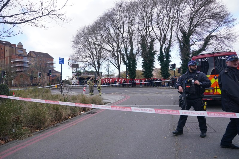 Poliţiştii londonezi au efectuat o explozie controlată în apropierea Ambasadei SUA, din sudul Londrei. Foto Profimedia