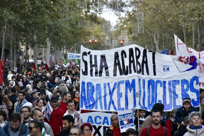 Mii de spanioli protestează împotriva crizei locuințelor și a chiriilor mari din Barcelona