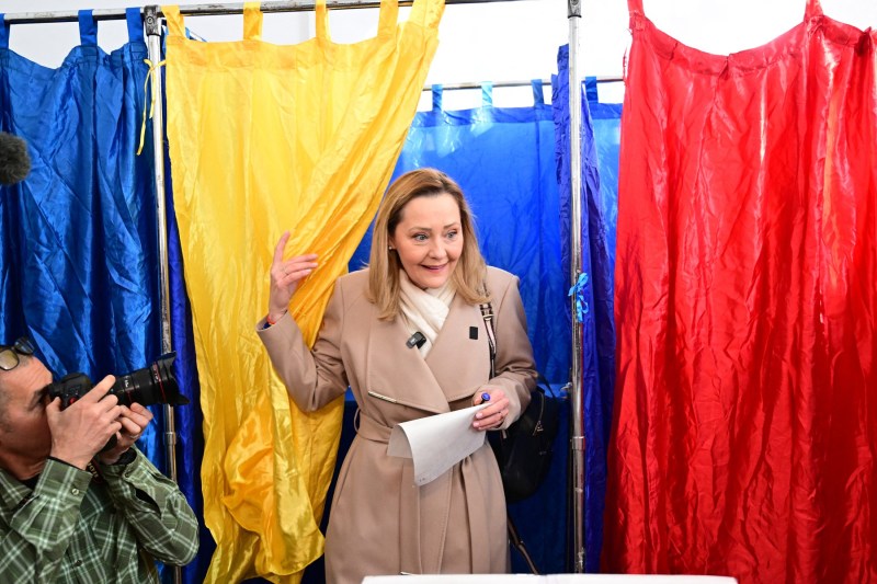 Elena Lasconi votează iî primul tur al alegerilor prezidențiale, în București, 24 noiembrie 2024. Foto: Daniel MIHAILESCU / AFP / Profimedia