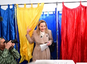 Elena Lasconi votează iî primul tur al alegerilor prezidențiale, în București, 24 noiembrie 2024. Foto: Daniel MIHAILESCU / AFP / Profimedia