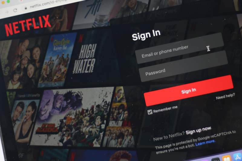 Netflix scumpește toate abonamentele pentru clienții din România. Care vor fi noile prețuri