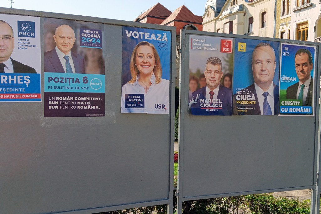 Afișele candidaților la alegerile prezidențiale și parlamentare din 2024. Foto: Adrian Păcurariu / Shutterstock