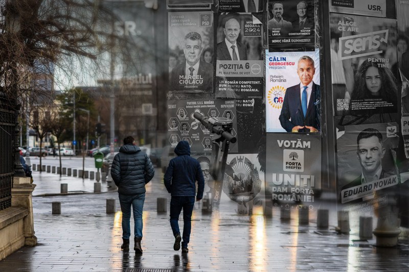 Stradă din București și afișe ale candidaților la prezidențiale, noiembrie 2024. Colaj Hotnews. Foto: Profimedia, Dreamstime