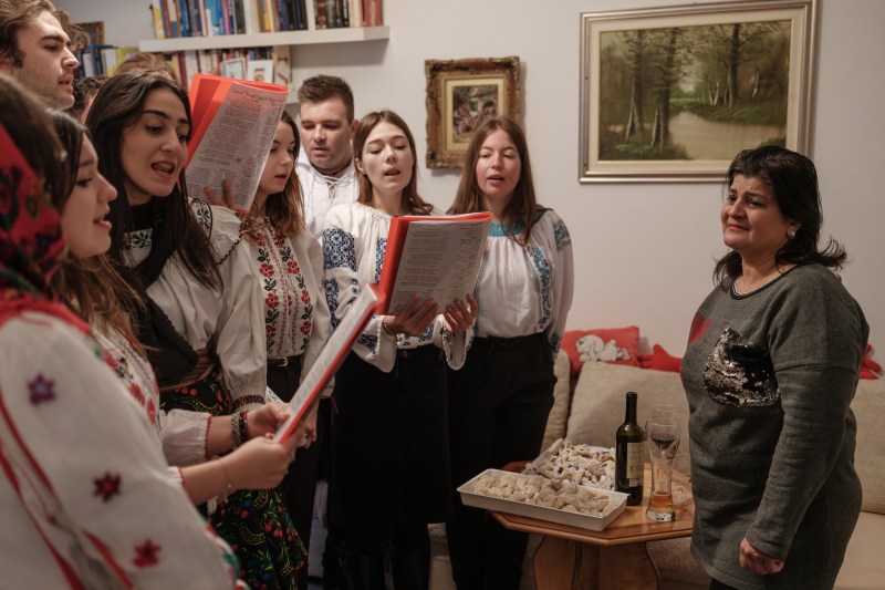 Grup de colindători acasă la o familie de români din Forlì, Italia. Fotografie de Cosmin Bumbuț