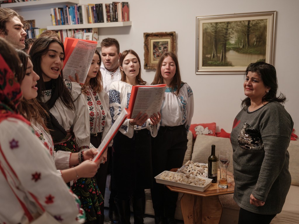 Grup de colindători acasă la o familie de români din Forlì, Italia. Fotografie de Cosmin Bumbuț