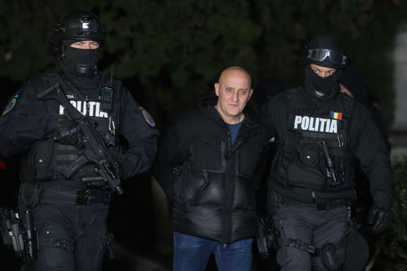 Horațiu Potra este escortat de polițiști în afara sediului IPJ Prahova, în Ploiești, 8 decembrie 2024. Inquam Photos / George Călin