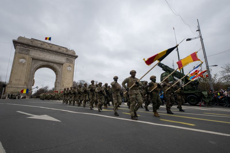 VIDEO Parada militară de 1 Decembrie. Peste 2.500 de militari au trecut pe sub Arcul de Triumf / În premieră, o dronă Bayraktar a survolat și a transmis imagini în direct 