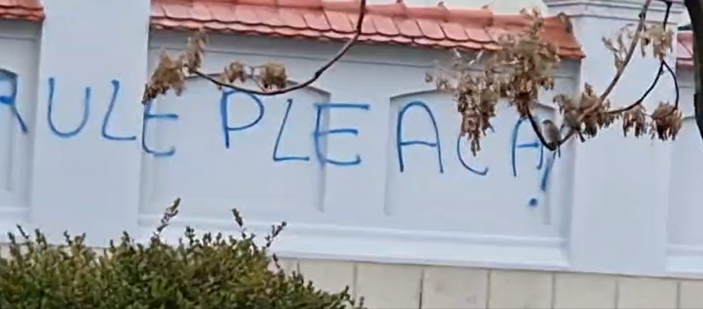 Mesajul „Trădătorule, pleacă!”, scris pe gardul Palatului Cotroceni. Foto: captură foto