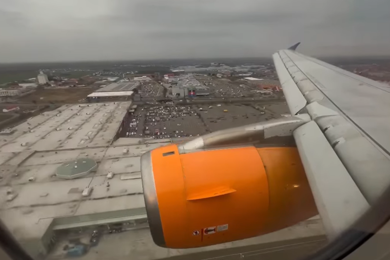 Momentul în care un avion ratează aterizarea pe Aeroportul din Oradea, cel mai probabil din cauza vântului. Foto: captură foto BoardingPass
