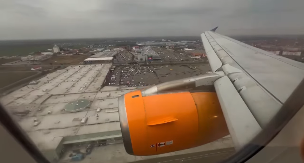 Momentul în care un avion ratează aterizarea pe Aeroportul din Oradea, cel mai probabil din cauza vântului. Foto: captură foto BoardingPass