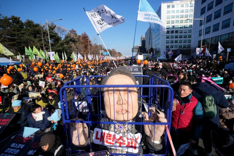 VIDEO Coreea de Sud: Parlamentul a votat pentru suspendarea președintelui Yoon în timp ce afară era un protest masiv contra acestuia / Premierul a devenit președinte interimar / Soarta lui Yoon va fi decisă de Curtea Constituțională