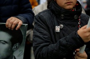 O insignă cu liderul legionar Corneliu Zelea Codreanu la pieptul unui participant la comemorarea celor care au suferit în temnițele comuniste, 2019. FOTO: Vadim Ghirda / AP / Profimedia