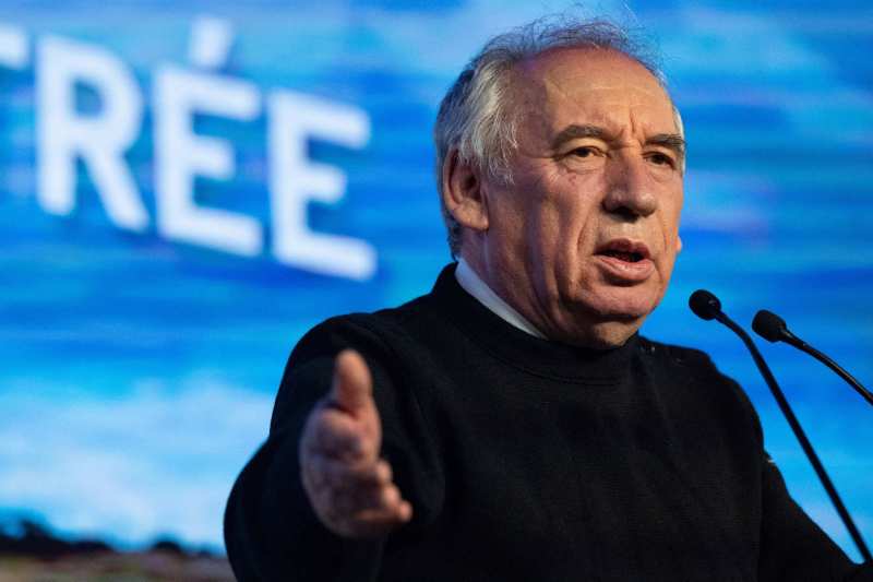 Centristul François Bayrou, numit de Macron în funcția de prim-ministru / De ce s-a răzgândit președintele / Criză politică și incertitudine financiară în Franța