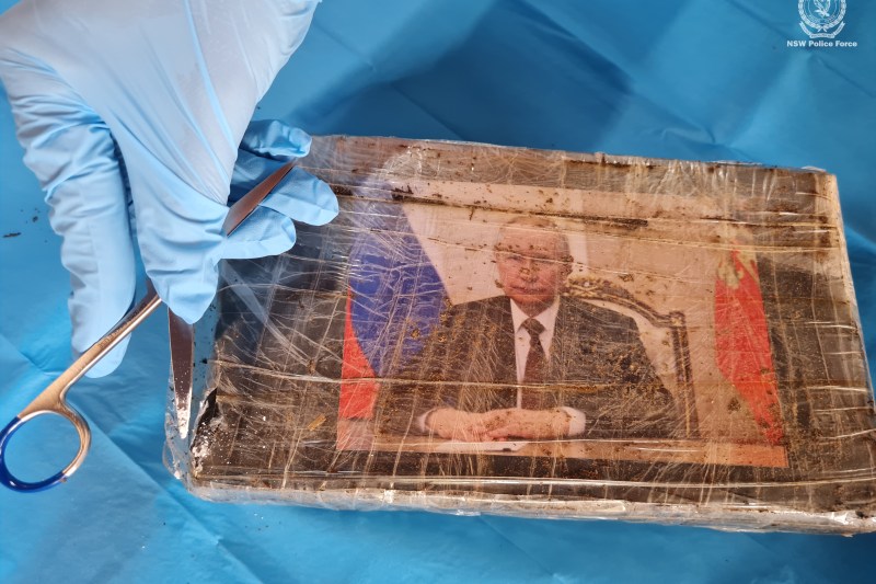 Un bărbat a fost prins cu pachete de droguri de 11 milioane de dolari, unele cu fotografia lui Vladimir Putin pe ele