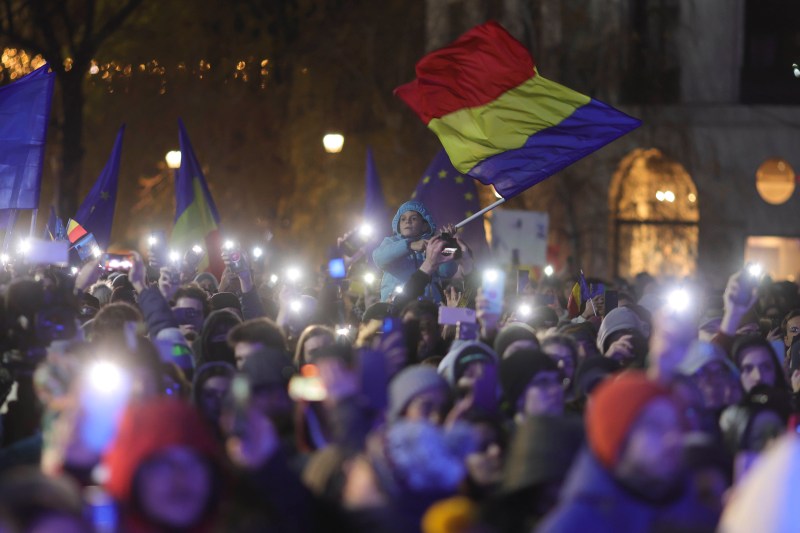 „Libertate, libertate” și „Europa, Europa” au strigat mii de oameni la mitingul pro-democrație desfășurat în Piața Universității / Ce mesaje au transmis Ana Blandiana, Victor Rebengiuc, Tudor Chirilă – VIDEO