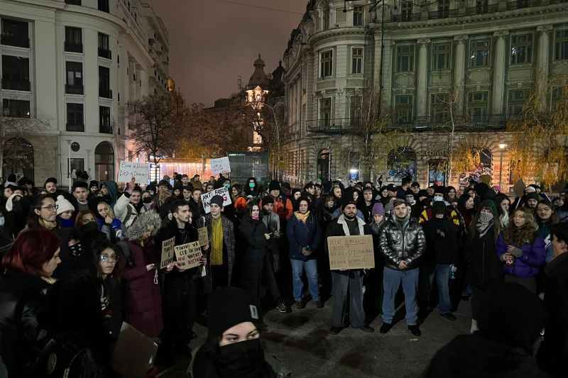 FOTO/VIDEO Un nou protest al tinerilor în Piața Universității, împotriva lui Călin Georgescu: „Legionarul de unde are banul?”