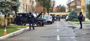 Horatiu Potra a fost adus la sediul Inspectoratului Judetean de Politie (IPJ) Prahova, dupa ce a fost depistat intr-un autoturism in comuna Manesti, sat Gura Crivatului, care transporta mai multe arme albe si de foc. / FOTO: Agerpres