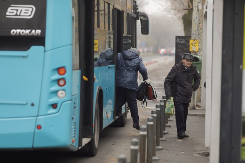 INTERVIU „O femeie urcă în autobuz dând explicații furtunoase la telefon…” – O jurnalistă a adunat într-o carte întâmplările trăite în 10 ani de mers cu STB